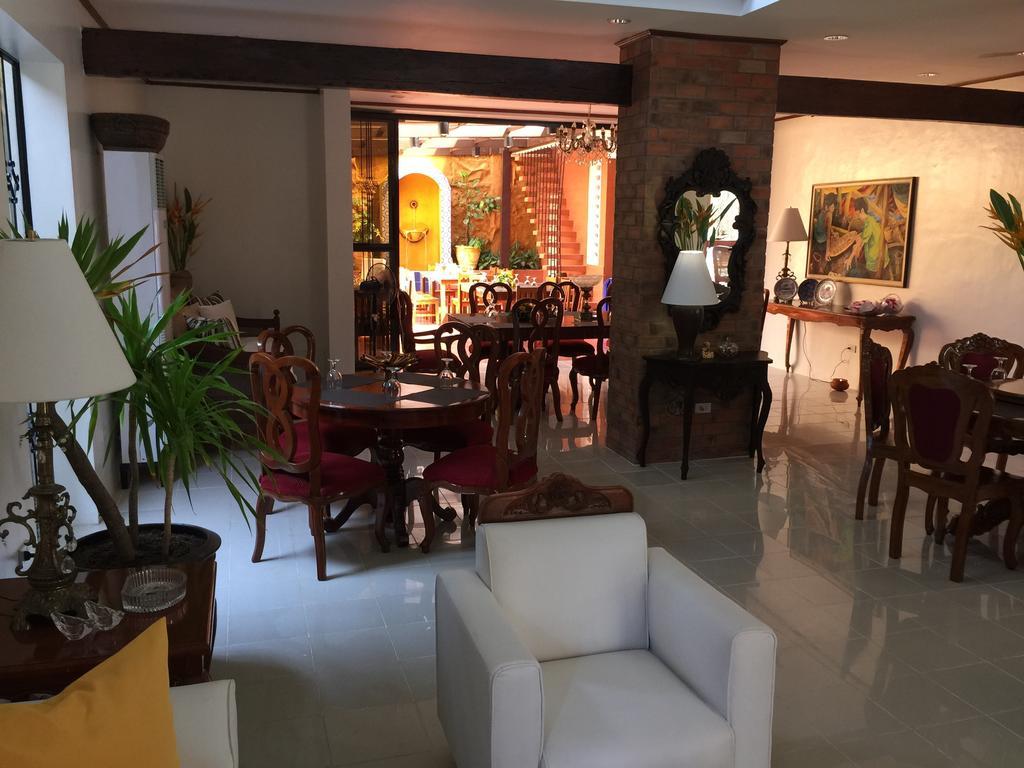 Casa Roces Bed & Breakfast เลกัซปี ภายนอก รูปภาพ