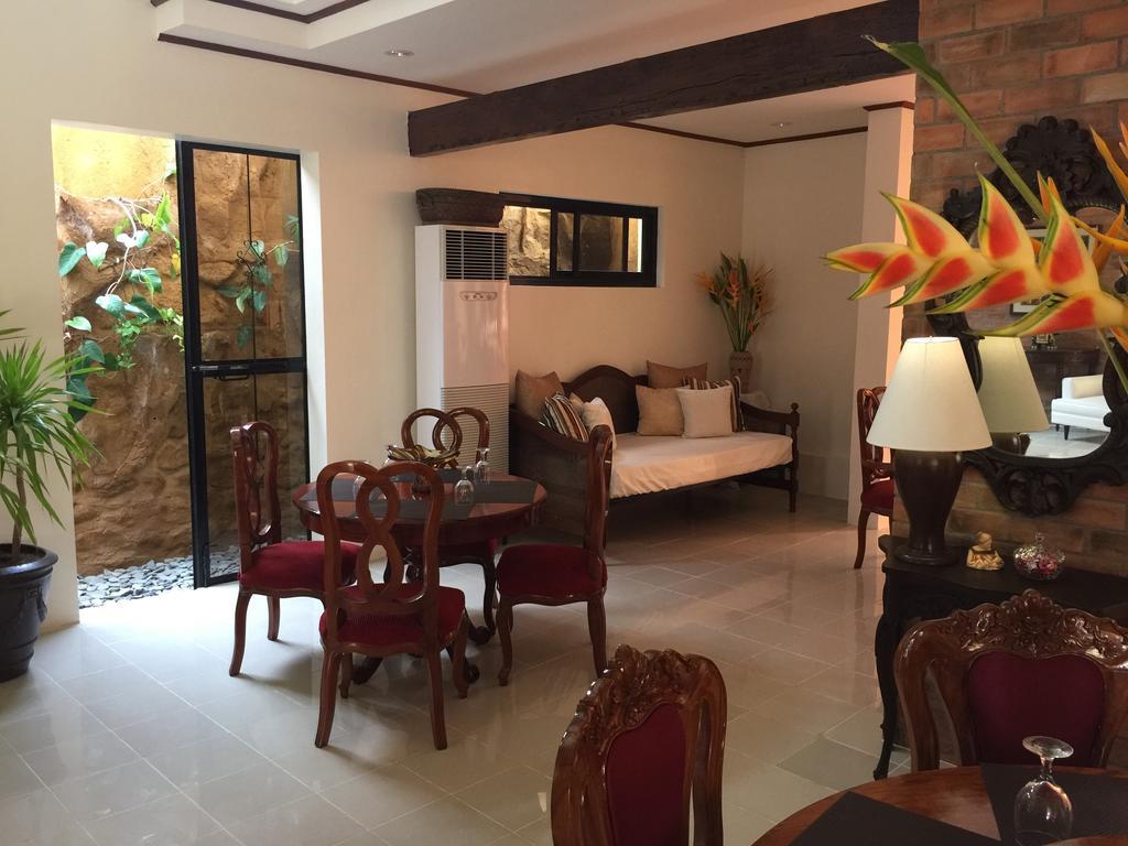 Casa Roces Bed & Breakfast เลกัซปี ภายนอก รูปภาพ
