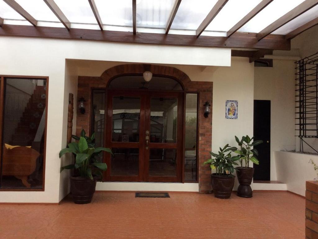 Casa Roces Bed & Breakfast เลกัซปี ภายนอก รูปภาพ