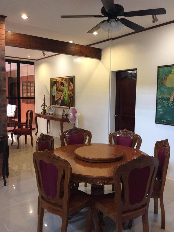 Casa Roces Bed & Breakfast เลกัซปี ภายนอก รูปภาพ