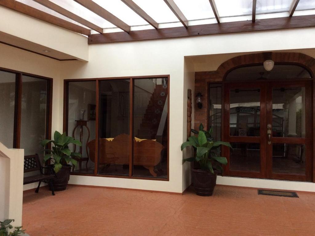 Casa Roces Bed & Breakfast เลกัซปี ภายนอก รูปภาพ